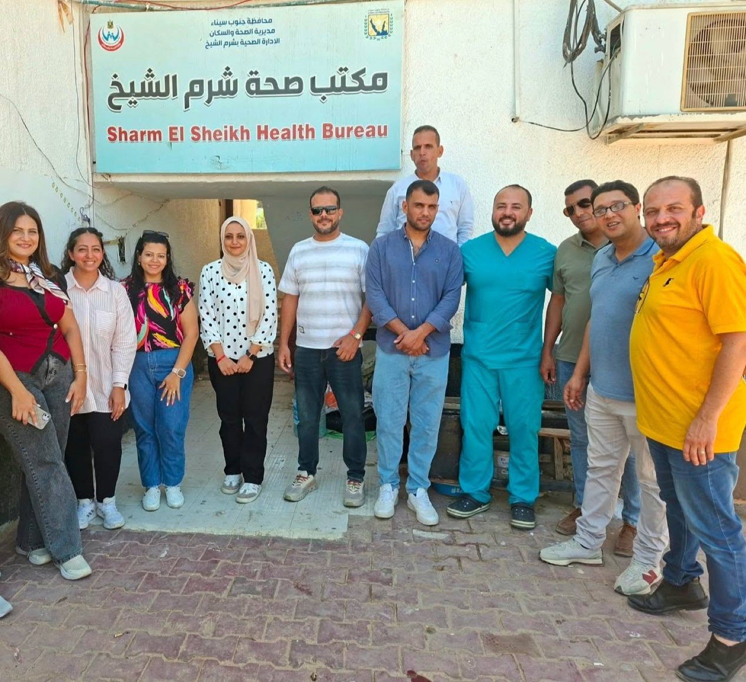 فريق العمل أمام مكتب صحة شرم الشيخ